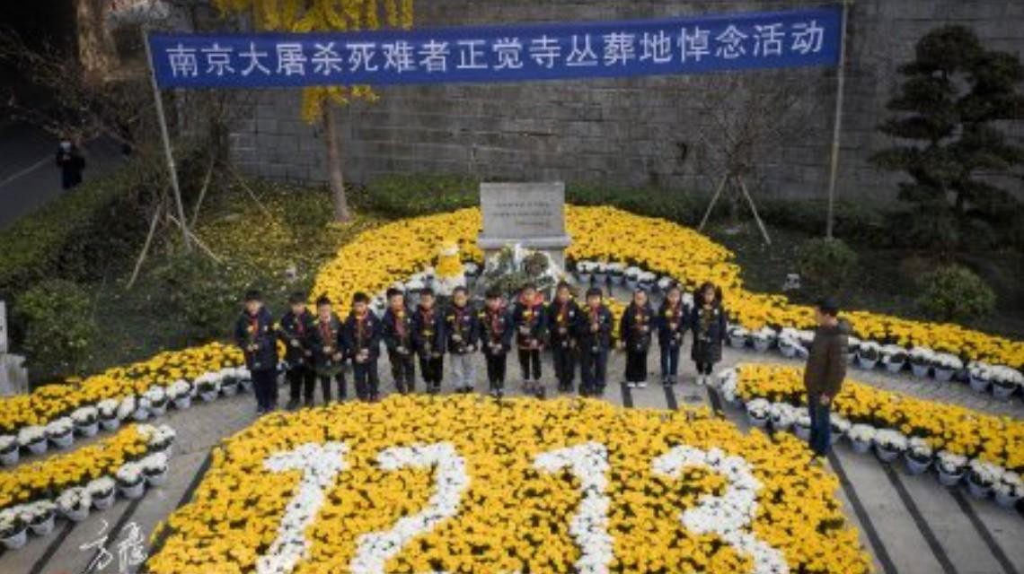 南京多处遇难同胞丛葬地摆满鲜花