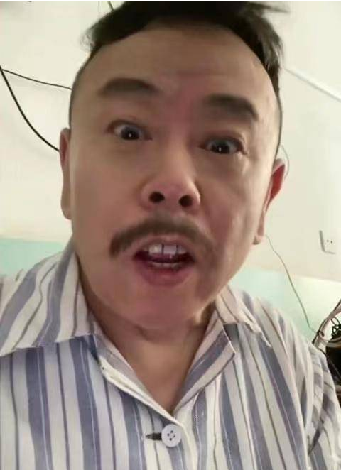 65岁潘长江现身，疑是疯疯癫癫？
