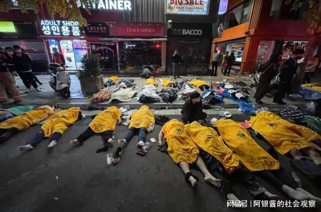 韩国首尔事件，令人震惊的死亡人数，群体陷入狂欢引发的事故