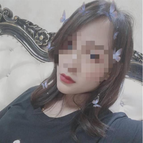 姜女士坐车.png